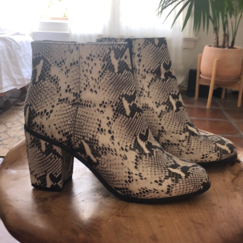 Seychelles Mist ankle boot in Python - size 9